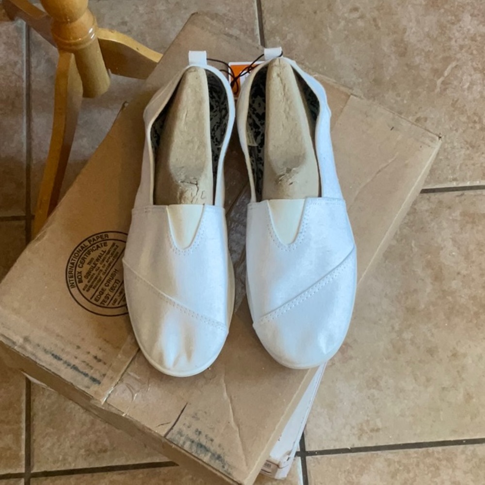 West Loop White Canvas Shoes in Size Large 9/10, NWT